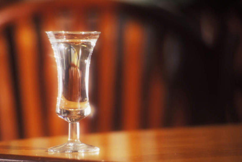 无人,横图,室内,特写,白天,正面,桌面,桌子,杯子,椅子,阴影,朦胧,模糊,反射,木制,影子,木椅,酒类,玻璃制品,酒,饮料,一个,木制品,水杯,单个,龙舌兰酒,蒸馏酒,特基拉酒,烈酒,玻璃杯,彩图