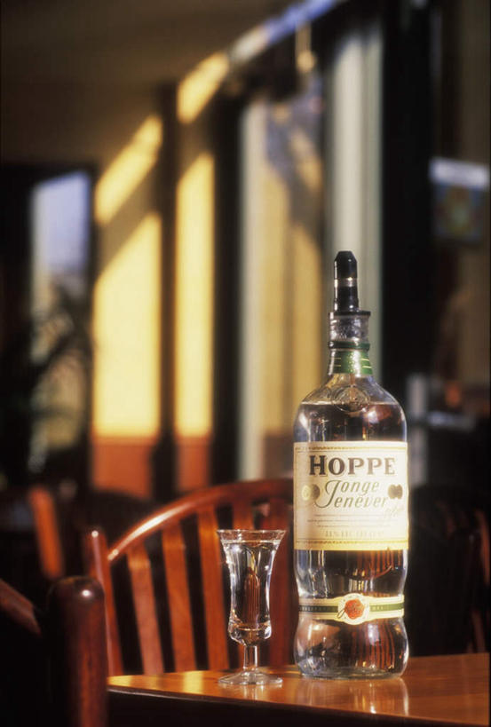 无人,酒吧,竖图,室内,特写,白天,正面,桌面,桌子,杯子,椅子,阴影,朦胧,模糊,反射,木制,影子,木椅,酒类,玻璃制品,酒,酒瓶,饮料,一个,玻璃瓶,木制品,瓶子,水杯,单个,龙舌兰酒,蒸馏酒,特基拉酒,烈酒,玻璃杯,彩图,酒吧间,酒馆