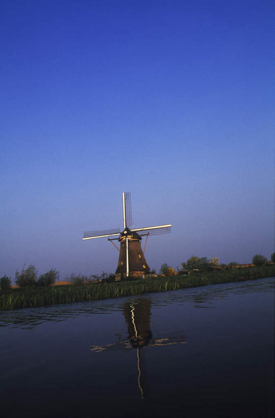 无人,农田,竖图,室外,白天,正面,旅游,度假,庄稼,农作物,灌溉,河流,美景,水,风车,欧洲,荷兰,阴影,环保,光线,影子,河水,景观,水流,首都,娱乐,一个,蓝色,蓝天,天空,阳光,自然,天,享受,休闲,景色,放松,能源,晴朗,单个,回收,资源,浇灌,荷兰风车,西欧,自然风光,利用,低碳,循环,阿姆斯特丹,万里无云,磨坊,荷兰王国,尼德兰王国,持续,晴空,晴空万里,彩图,耕地,庄稼田