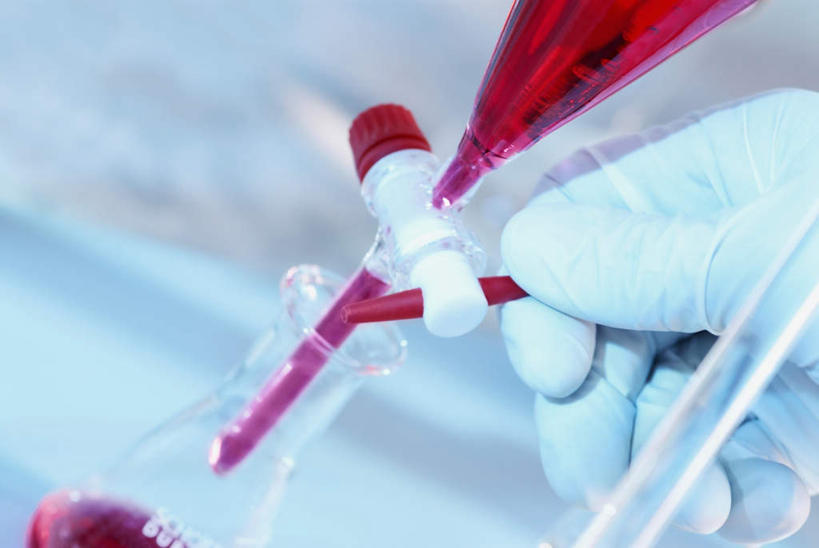 西方人,手,一个人,科学家,横图,俯视,室内,特写,白天,安全,实验,仪器,欧洲,欧洲人,仅一个男性,仅一个人,握,阴影,朦胧,模糊,研究,透明,反射,分析,化学,测试,漏斗,烧瓶,影子,锥形瓶,防护,过滤,拿,拿着,玻璃制品,仅一个年轻男性,玻璃瓶,瓶子,手套,手部,器皿,握着,保护,单手,科研人员,保险,研究者,科学研究者,玻璃仪器,试验耗材,实验用品,分液漏斗,保全,周全,安稳,安定,防护手套,三角烧瓶,依氏烧瓶,锥形烧瓶,平安,男人,男性,年轻男性,白种人,科学工作者,半身,彩图,高角度拍摄