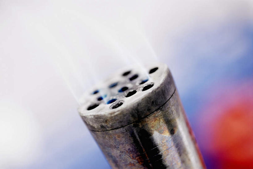 无人,横图,室内,特写,白天,正面,热情,实验,仪器,火,阴影,朦胧,模糊,研究,反射,分析,化学,测试,火焰,影子,燃烧,试验耗材,实验用品,本生灯,灯体,灯芯管,彩图