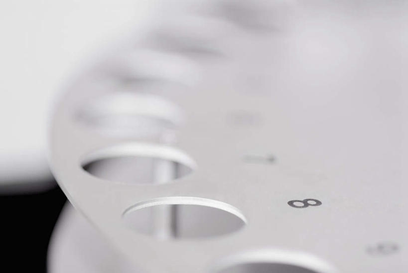 无人,横图,俯视,室内,特写,白天,实验,静物,阴影,朦胧,模糊,研究,反射,分析,化学,测试,标志,试管架,数字,文字,影子,字符,标识,架子,阿拉伯数字,试验耗材,实验用品,彩图,高角度拍摄