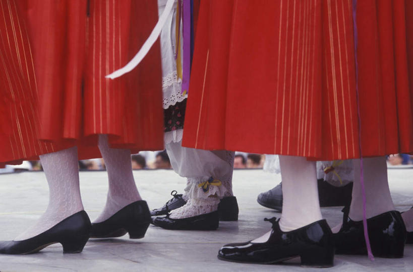 西方人,站,横图,室外,特写,白天,侧面,鞋,裙子,鞋子,欧洲,欧洲人,阴影,朦胧,模糊,反射,影子,皮革,许多人,长裙,袜子,红色,站着,一群人,半身裙,长袜,长筒袜,长统袜,年轻女性,女人,女性,白种人,站立,半身,彩图,皮鞋