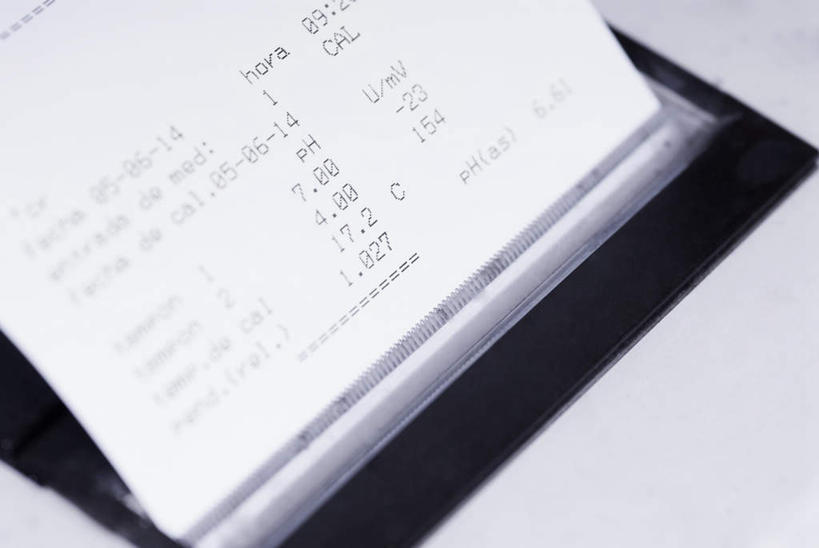 无人,横图,俯视,室内,特写,白天,桌面,桌子,静物,阴影,朦胧,模糊,反射,木制,英文,标志,材料,档案,文件,文字,影子,纸,字符,字母,实验室,研究室,标识,木制品,手稿,资料,英文字母,证明,文档,试验室,阿拉伯文,阿拉伯语,阿拉伯字母,彩图,高角度拍摄