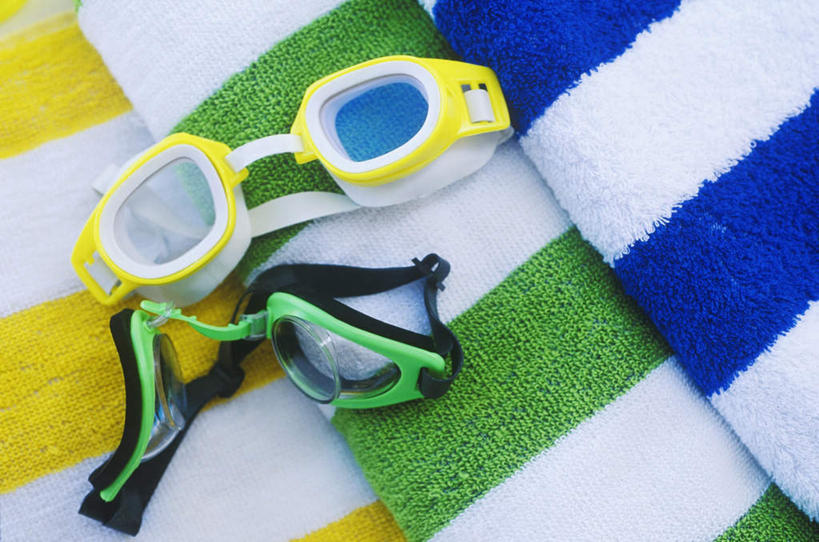 无人,横图,俯视,室外,特写,白天,静物,一排,阴影,花纹,整齐,反射,纺织物,眼镜,影子,泳镜,排列,两个,游泳眼镜,毛巾,清洁,堆,保暖,队列,透气,防水,储水,耐磨,吸水,彩图,高角度拍摄