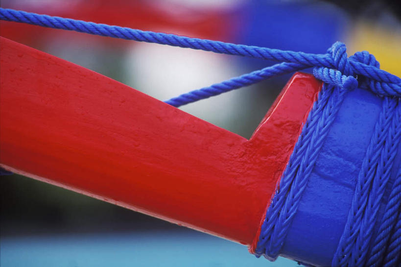 皮划艇,无人,横图,室外,特写,白天,正面,船,静物,一艘,阴影,朦胧,模糊,反射,影子,蓝色,绳子,交通工具,捆绑,绳索,载具,缆绳,彩图