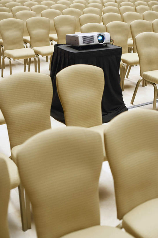 无人,竖图,俯视,室内,白天,仪器,桌面,桌子,静物,椅子,阴影,反射,木制,影子,木椅,投影仪,设备,排列,一个,木制品,单个,投影机,摆列,彩图,高角度拍摄,布列,分列