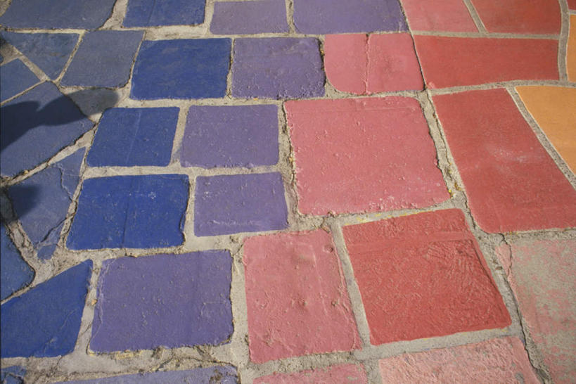 无人,横图,俯视,室内,特写,白天,静物,一排,阴影,整齐,渐变,反射,瓷砖,地砖,影子,地面,排列,红色,蓝色,紫色,橙色,队列,彩图,高角度拍摄,突变