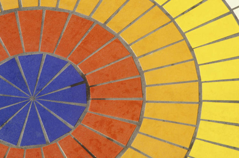 无人,横图,俯视,室内,特写,白天,静物,阴影,环绕,围绕,反射,纹路,圆形,瓷砖,地砖,纹理,影子,地面,环抱,黄色,绿色,橙色,肌理,萦绕,彩图,高角度拍摄