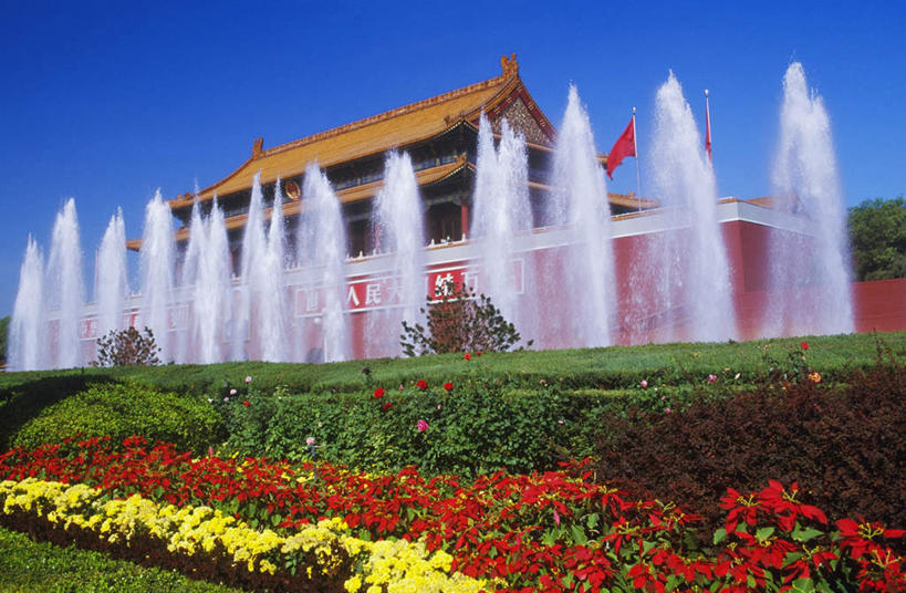 无人,天安门,横图,室外,白天,仰视,旅游,度假,花海,花圃,名胜古迹,水,植物,标志建筑,地标,建筑,喷泉,叶子,北京,天安门广场,中国,亚洲,一排,阴影,飞溅,环保,遗迹,整齐,盛开,溅,光线,液体,影子,景观,水滴,防护,首都,花蕾,古迹,文化,文物,娱乐,建设,古建筑,水珠,花,花瓣,花朵,花卉,鲜花,树,树木,排列,蓝色,绿色,蓝天,天空,阳光,自然,花丛,花束,花田,天,花苞,花蕊,品味,享受,休闲,旅游胜地,放松,生长,晴朗,成长,队列,美好,美妙,喷洒,间隔,水景,古文明,东亚,万里无云,中华人民共和国,北京市,京,北平,华北地区,美观,雅观,绿篱,生篱,树篱,植篱,设计,晴空,晴空万里,彩图,低角度拍摄