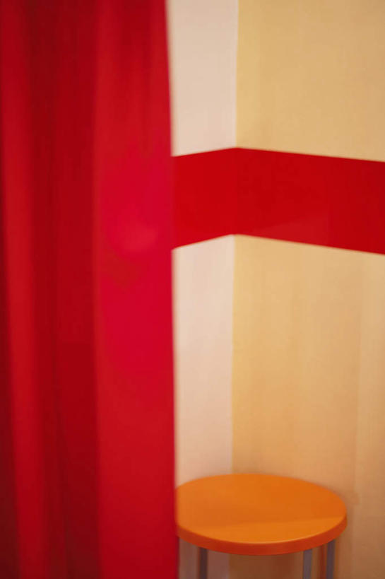 无人,竖图,室内,特写,白天,正面,静物,椅子,墙,墙壁,墙面,一个,红色,白色,单个,吧椅,吧台椅,酒吧椅,彩图