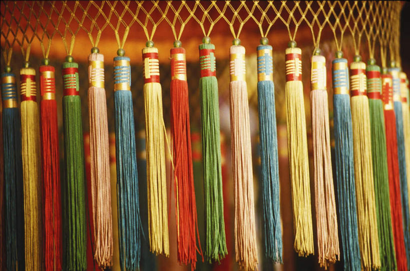 无人,横图,室内,特写,白天,正面,照明,一排,吊挂,悬挂,阴影,朦胧,模糊,整齐,装饰,反射,灯笼,影子,纸灯笼,挂,排列,灯具,流苏,华丽,修饰,照亮,点缀,照明设备,队列,衬托,美观,雅致,雅观,彩图