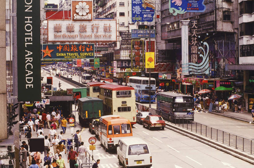 东方人,家,栏杆,站,坐,横图,室外,白天,正面,度假,美景,城市风光,城市,道路,路,公路,公共汽车,香港,中国,亚洲,行人,游客,游人,服装,英文,标志,文字,字符,字母,房屋,屋子,景观,公寓,围栏,巴士,公交车,交通,许多人,注视,休闲装,黄种人,娱乐,标识,洋房,护栏,楼房,双层巴士,路人,旅客,住宅,车,衣服,交通工具,观察,看,站着,一群人,享受,休闲,休闲服,景色,放松,服饰,观看,英文字母,港,察看,关注,载具,东亚,香港特别行政区,港澳台,中华人民共和国,双层公共汽车,过客,观光巴士,男人,男性,女人,女性,中年男性,中年女性,亚洲人,马路,站立,坐着,半身,彩图,房子