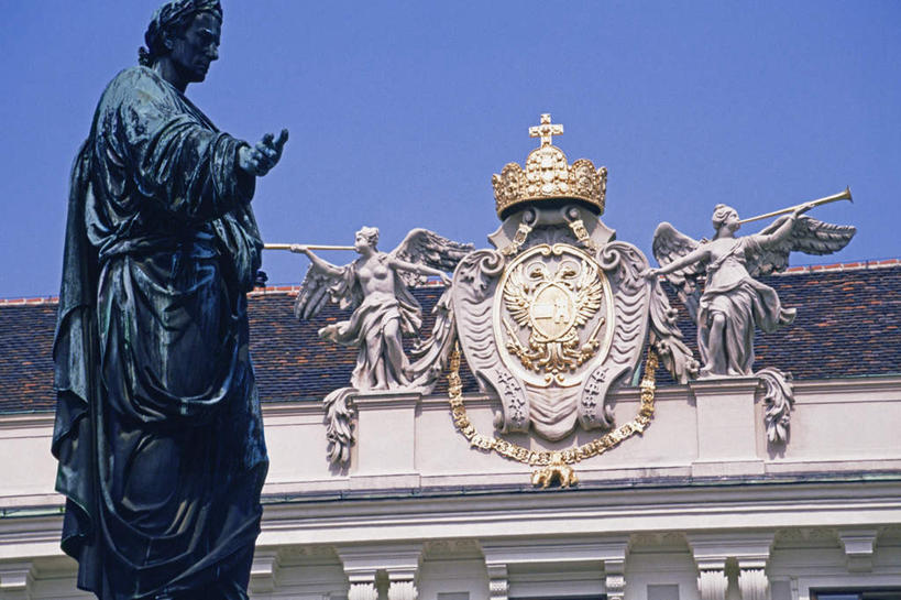 西方人,一个人,无人,宫殿,站,横图,室外,白天,仰视,旅游,度假,标志建筑,地标,建筑,皇冠,雕塑,奥地利,欧洲,维也纳,欧洲人,仅一个男性,仅一个人,天使,阴影,艺术,装饰,光线,翅膀,雕刻,雕像,十字架,影子,首都,娱乐,建设,仅一个年轻男性,蓝色,蓝天,天空,阳光,工艺品,天,站着,享受,休闲,旅游胜地,放松,晴朗,纪念,美术,权威,徽章,神圣,高贵,主题,善良,陈列,信徒,中欧,万里无云,功能,美学,权力,统治,奥地利共和国,使者,霍夫堡宫,圣洁,男人,男性,年轻男性,白种人,王冠,晴空,晴空万里,站立,半身,彩图,低角度拍摄