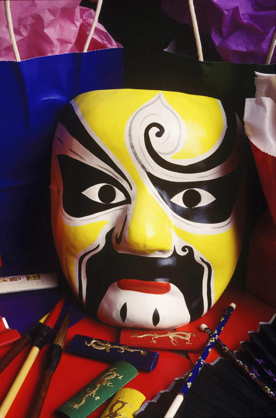 无人,竖图,室外,特写,白天,正面,静物,工艺美术品,阴影,艺术,装饰,光线,笔,面具,影子,办公用品,艺术品,文化,文具,阳光,脸谱,铅笔,学习用品,工艺品,工艺,华丽,修饰,文具用品,美术,点缀,中国文化,京剧,戏曲,国粹,衬托,美观,雅致,雅观,彩图,国剧,京戏,平剧,中国戏曲,彩色铅笔,传统文化