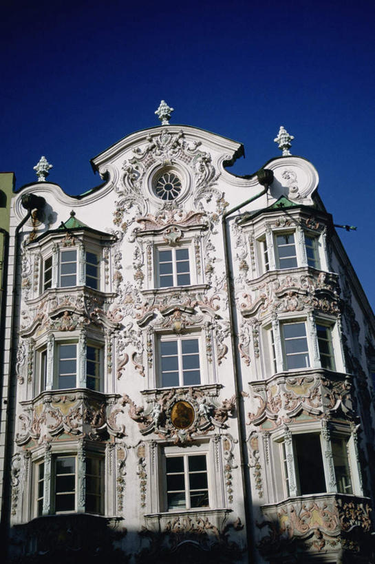 无人,家,竖图,室外,白天,仰视,度假,美景,窗户,城市风光,城市,奥地利,欧洲,一排,许多,阴影,整齐,光线,影子,房屋,屋子,景观,公寓,娱乐,洋房,楼房,玻璃窗,住宅,排列,蓝色,蓝天,天空,阳光,天,享受,休闲,景色,放松,晴朗,队列,中欧,万里无云,首府,因斯布鲁克,奥地利共和国,蒂罗尔,蒂罗尔州,晴空,晴空万里,彩图,低角度拍摄,房子