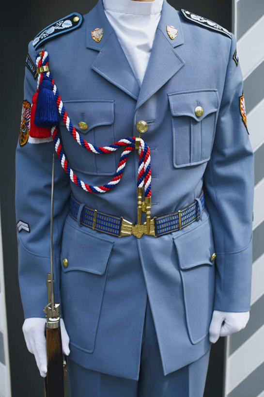 西方人,一个人,站,竖图,室内,白天,正面,制服,安全,欧洲,欧洲人,仅一个男性,仅一个人,士兵,握,阴影,反射,枪支,影子,防护,仅一个年轻男性,衣服,白色,手套,站着,握着,保护,军人,军装,军服,保险,保全,周全,安稳,安定,防护手套,兵士,枪枝,平安,男人,男性,年轻男性,白种人,站立,半身,彩图