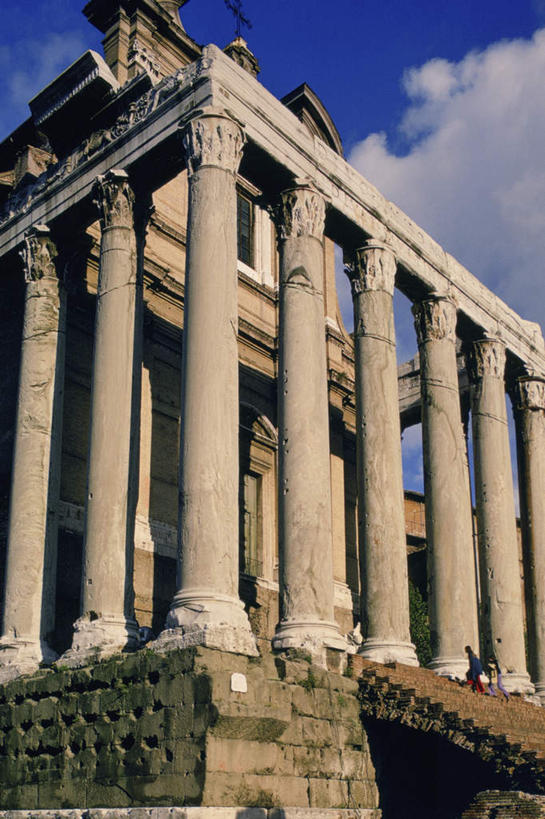 无人,竖图,室外,白天,仰视,旅游,度假,名胜古迹,标志建筑,地标,建筑,意大利,欧洲,一排,许多,阴影,遗迹,整齐,光线,影子,柱子,云,云朵,云彩,古迹,文物,娱乐,建设,古建筑,排列,蓝色,白云,蓝天,天空,阳光,天,享受,休闲,旅游胜地,放松,晴朗,拉齐奥,队列,南欧,古文明,古罗马广场,意大利共和国,拉齐奥大区,古罗马市场,露天博物馆,晴空,彩图,低角度拍摄