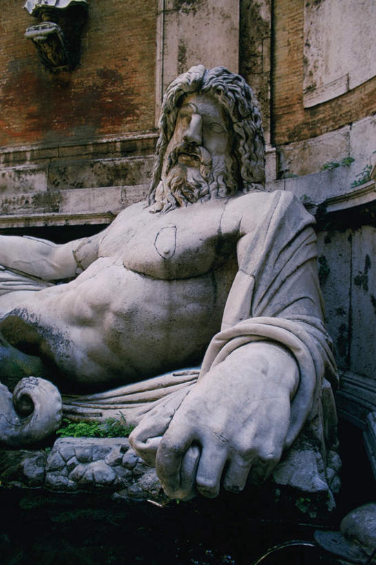 西方人,一个人,无人,坐,竖图,室外,白天,正面,旅游,度假,标志建筑,地标,建筑,喷泉,雕塑,意大利,欧洲,罗马,欧洲人,仅一个男性,仅一个人,仅一个中年男性,艺术,装饰,雕刻,雕像,墙,景观,首都,文化,娱乐,建设,石雕,墙壁,墙面,工艺品,品味,享受,休闲,旅游胜地,放松,搭,纪念,美术,搭着,南欧,主题,水景,陈列,意大利共和国,许愿池,特莱维喷泉,少女喷泉,许愿泉,功能,美学,美观,男人,男性,中年男性,白种人,设计,坐着,半身,彩图