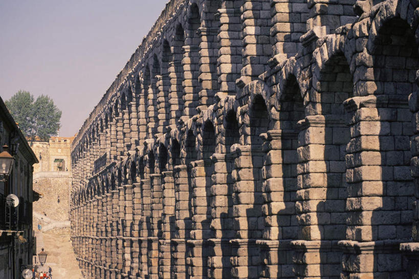 无人,横图,室外,白天,仰视,旅游,度假,石头,名胜古迹,植物,标志建筑,地标,建筑,西班牙,欧洲,一排,许多,阴影,遗迹,整齐,光线,石子,影子,堡垒,城堡,墙,拱门,古迹,文物,娱乐,建设,古建筑,墙壁,墙面,树,树木,排列,蓝色,绿色,蓝天,天空,阳光,自然,天,享受,休闲,旅游胜地,放松,生长,晴朗,成长,要塞,队列,南欧,古文明,万里无云,西班牙王国,塞哥维亚省,设防,石块,岩石,晴空,晴空万里,彩图,低角度拍摄