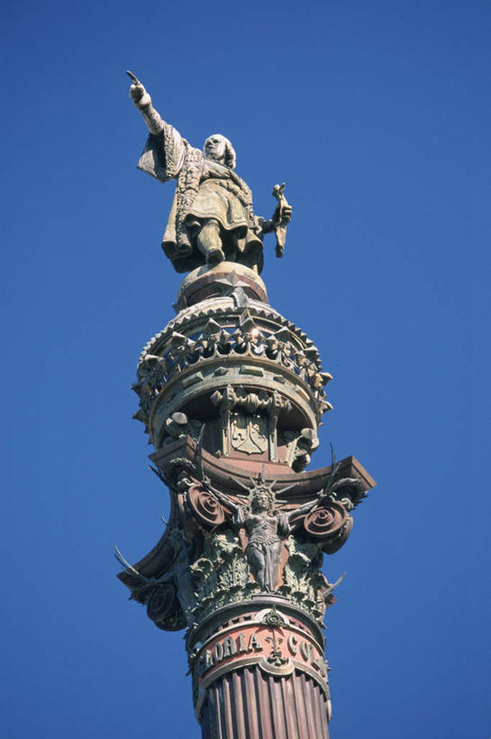 西方人,一个人,无人,站,举,竖图,室外,白天,仰视,旅游,度假,标志建筑,地标,建筑,雕塑,西班牙,欧洲,巴塞罗那,欧洲人,仅一个男性,仅一个人,仅一个中年男性,阴影,艺术,装饰,光线,雕刻,雕像,影子,娱乐,建设,蓝色,蓝天,天空,阳光,工艺品,天,托,站着,享受,休闲,旅游胜地,放松,晴朗,纪念,美术,南欧,主题,陈列,万里无云,首府,加泰罗尼亚,哥伦布纪念碑,西班牙王国,功能,美学,哥伦布,航海家,探险家,花市大街,兰布拉斯大道,兰布拉斯大街,男人,男性,中年男性,白种人,晴空,晴空万里,举起,举手,举着,向上举,向上伸,向上托,站立,彩图,低角度拍摄,全身,克里斯托弗.哥伦布