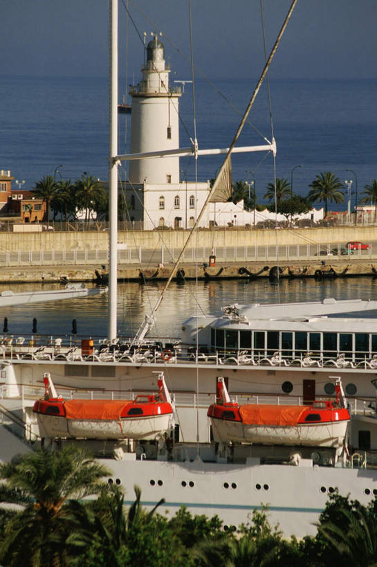 无人,竖图,室外,白天,正面,度假,美景,植物,城市风光,城市,道路,轮船,船,西班牙,欧洲,阴影,光线,信息,影子,景观,云,云朵,灯塔,交通,云彩,方向,娱乐,安达卢西亚,树,树木,蓝色,绿色,白云,蓝天,天空,阳光,自然,交通工具,天,享受,休闲,景色,放松,生长,晴朗,成长,引导,指引,南欧,载具,安达鲁西亚,马拉加省,马拉加,西班牙王国,安达卢西亚自治区,航标,晴空,彩图,导航