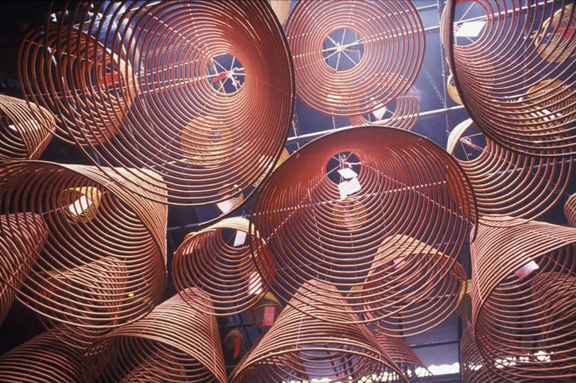 无人,寺庙,横图,室内,特写,白天,仰视,旅游,度假,标志建筑,地标,建筑,蜡烛,香港,中国,亚洲,许多,阴影,节日,反射,螺旋,影子,烟雾,燃烧,文化,娱乐,建设,佛香,排列,香火,香烛,庙宇,祈祷,享受,休闲,健康,旅游胜地,放松,许愿,宗教,信仰,烧香,纪念,祈求,港,东亚,新界,文武二帝庙,文武庙,香港特别行政区,港澳台,中华人民共和国,摆列,大埔区,大埔文武庙,富善街,平安,彩图,低角度拍摄,庙,寺,布列,分列