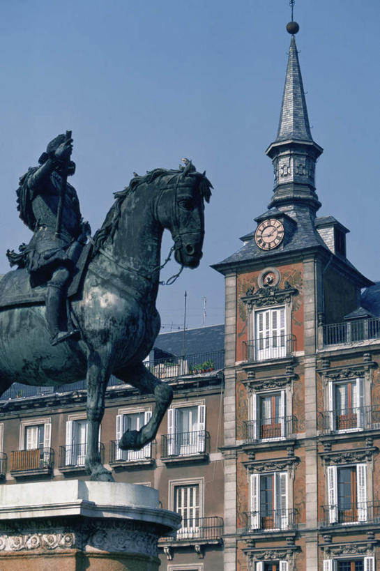 西方人,一个人,无人,竖图,室外,白天,仰视,度假,美景,窗户,城市风光,城市,马,野生动物,帽子,雕塑,西班牙,欧洲,欧洲人,仅一个男性,仅一个人,仅一个中年男性,骑马,握,阴影,艺术,装饰,光线,雕刻,雕像,头盔,影子,景观,首都,注视,娱乐,马约尔广场,一匹,玻璃窗,骑,蓝色,蓝天,天空,阳光,动物,安全帽,工艺品,天,观察,看,享受,休闲,马德里,景色,放松,握着,运输,牲畜,晴朗,观看,纪念,美术,察看,关注,南欧,主题,陈列,万里无云,菲利普三世,西班牙王国,功能,美学,马德里自治区,男人,男性,中年男性,白种人,晴空,晴空万里,半身,彩图,低角度拍摄