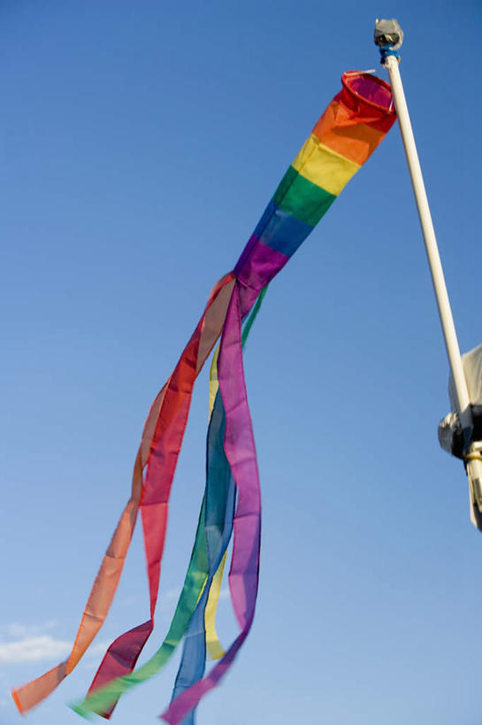 无人,竖图,彩色,室外,特写,白天,仰视,爱情,旗帜,阴影,飘扬,光线,日文,标志,文字,影子,字符,云,云朵,浪漫,云彩,标识,旗子,蓝色,白云,蓝天,天空,阳光,天,温暖,温馨,恩爱,恋人,晴朗,飘逸,和睦,飞扬,同性恋,日语,旌旗,旗号,情侣,晴空,彩图,低角度拍摄,彩虹旗,伴侣,融洽