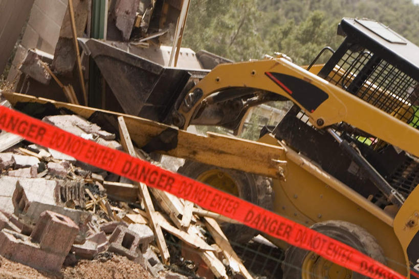 无人,横图,室外,白天,正面,技术,植物,建筑,一堆,一辆,堆叠,堆积,英文,标志,木材,文字,字符,字母,凌乱,分开,标识,车,木柴,树,树木,施工,红色,绿色,自然,建筑工地,交通工具,机械,隔断,工程车,木料,生长,成长,堆,英文字母,隔离,工程,混乱,封闭,载具,间隔,推土机,警戒线,封锁线,断绝,隔开,屏蔽,屏绝,远离,中断,阻遏,阻隔,地盘,建筑地盘,施工地盘,交通运输,工作车,施工车,纷乱,缭乱,庞杂,封锁,彩图,工地