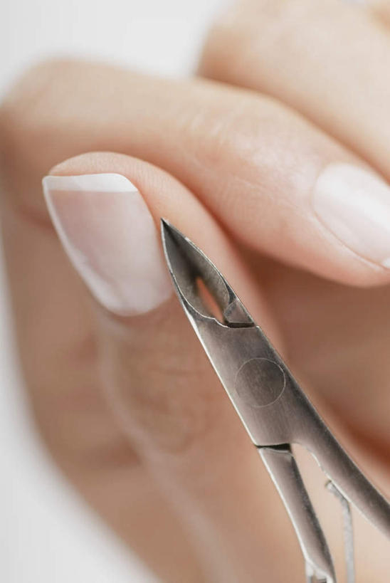 西方人,手,指甲,一个人,竖图,室内,特写,白天,正面,欧洲,欧洲人,仅一个年轻女性,仅一个女性,仅一个人,一把,修剪,工具,剪刀,手部,单手,裁剪,剪子,剪裁,切割,年轻女性,女人,女性,白种人,手指甲,半身,彩图