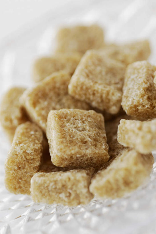 无人,竖图,俯视,室内,特写,白天,白色背景,餐桌,桌子,一堆,许多,阴影,堆叠,堆积,朦胧,模糊,反射,影子,陶瓷,糖,陶瓷制品,很多,一个,容器,碗,保健,摄影,影棚,单个,餐台,储藏,堆,储存,红糖,止痛,补血,化淤,健脾,暖胃,益气,彩图,高角度拍摄,影棚拍摄,拍摄,贮存,活血