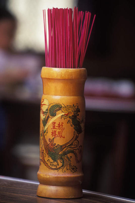 无人,竖图,室内,特写,白天,正面,静物,蜡烛,许多,节日,朦胧,模糊,木桶,桶,烟雾,很多,燃烧,文化,佛香,一个,红色,容器,香火,香烛,祈祷,健康,许愿,宗教,信仰,烧香,单个,纪念,储藏,祈求,储存,平安,彩图,贮存