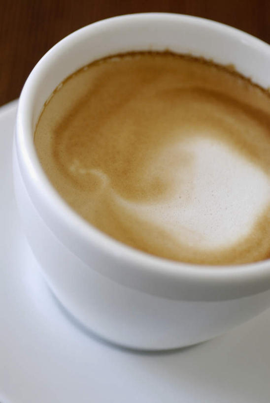 咖啡,无人,竖图,俯视,室内,特写,白天,幸福,餐桌,桌子,杯子,阴影,反射,瓷器,影子,卡布奇诺,咖啡杯,陶瓷制品,一杯,娱乐,饮料,一个,享受,休闲,温馨,放松,乐趣,单个,餐台,提神,舒适,瓷杯,醒脑,软饮料,卡布奇诺咖啡,彩图,高角度拍摄