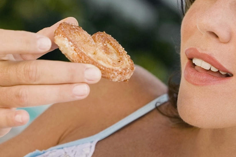 点心,西方人,嘴,手,一个人,笑,微笑,露齿笑,横图,室外,特写,白天,正面,泳装,比基尼,欧洲,欧洲人,仅一个年轻女性,仅一个女性,仅一个人,一块,握,朦胧,模糊,食品,甜点,甜品,拿,拿着,小吃,食物,糕点,甜食,手部,握着,单手,蝴蝶酥,年轻女性,女人,女性,白种人,口,口腔,嘴巴,嘴唇,半身,彩图,三点式,泳衣