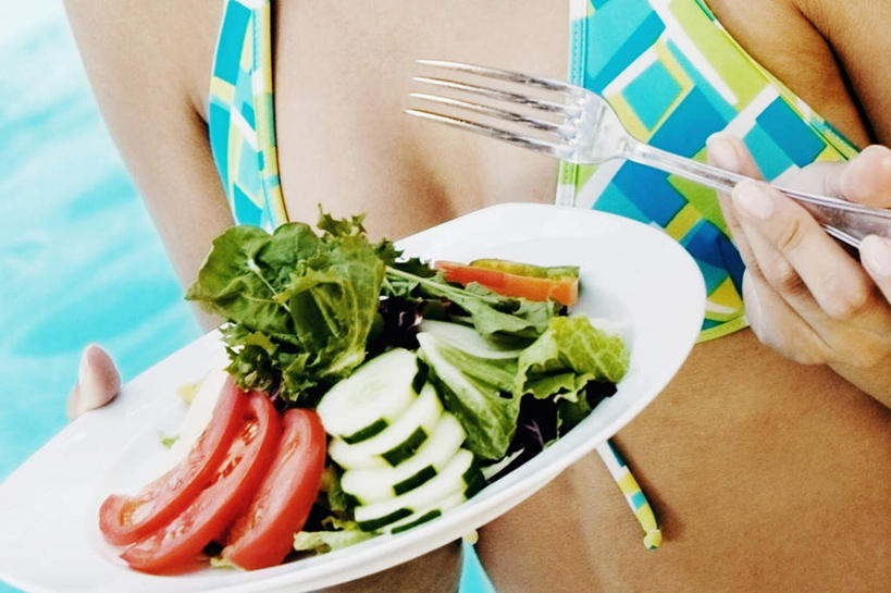 西方人,手,胸,一个人,体育馆,游泳池,横图,室外,特写,白天,正面,泳装,比基尼,水,黄瓜,蔬菜,西红柿,餐具,欧洲,欧洲人,双手,仅一个年轻女性,仅一个女性,仅一个人,一堆,握,堆叠,堆积,新鲜,叉子,碟子,盘,水池,水面,生食,蔬菜沙拉,沙拉,食品,拿,拿着,色拉,泳池,沙律,食物,盘子,碟,手部,握着,有机食品,绿色食品,色拉酱,堆,游泳馆,千岛酱,餐叉,年轻女性,女人,女性,白种人,胸部,进餐用具,青瓜,胡瓜,番茄,半身,彩图,三点式,泳衣