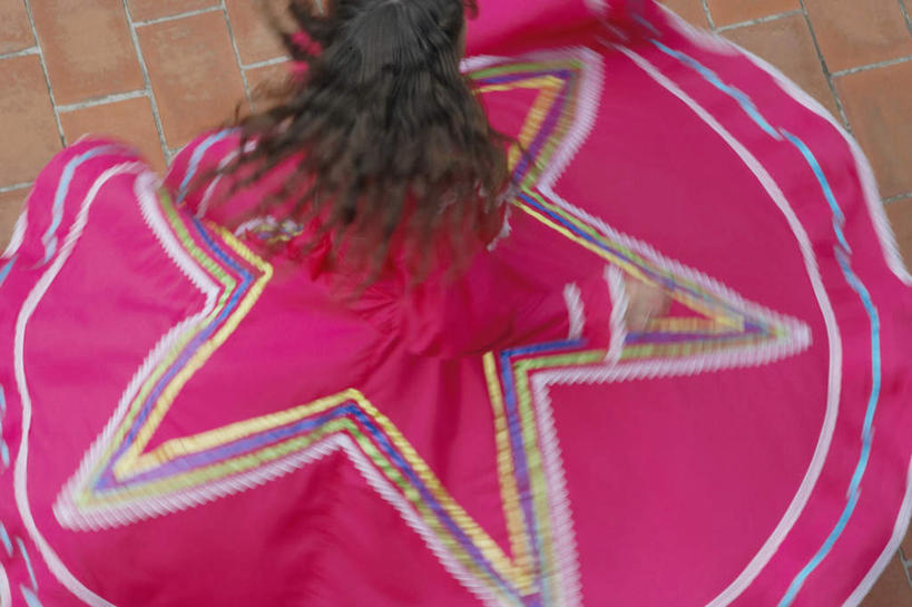 西方人,一个人,跳舞者,站,横图,俯视,室外,白天,民族服装,裙子,跳舞,热情,欧洲,欧洲人,仅一个年轻女性,仅一个女性,仅一个人,连衣裙,服装,飘扬,地面,凌乱,衣服,粉色,站着,激情,服饰,飘逸,混乱,衣着,穿着,飞扬,舞姿,衣饰,纷乱,缭乱,庞杂,豪情,狂热,年轻女性,女人,女性,白种人,长发,舞蹈家,舞蹈演员,舞者,站立,半身,彩图,高角度拍摄,传统服装,民俗服,舞蹈,弗拉明戈,弗拉明戈舞