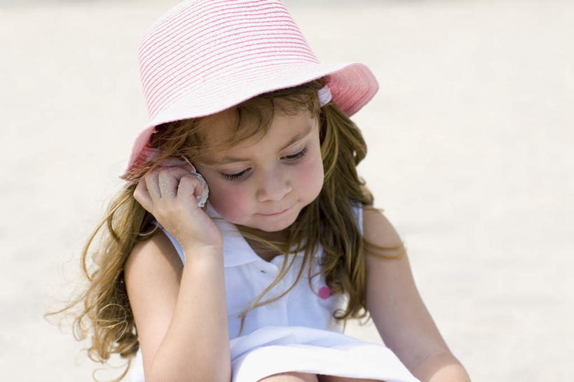 西方人,儿童,一个人,坐,横图,室外,白天,正面,纯洁,沙滩,贝壳,帽子,欧洲,欧洲人,仅一个女性,仅一个人,握,服装,沙子,海岸,沙地,拿,拿着,注视,休闲装,小孩,衣服,遮阳帽,观察,看,仅一个小孩,休闲,休闲服,可爱,童年,童趣,握着,服饰,观看,察看,关注,童真,烂漫,无邪,天真,女孩,女人,女性,白种人,孩子,贝类外壳,海螺壳,软体动物外壳,海滩,坐着,半身,彩图,女生