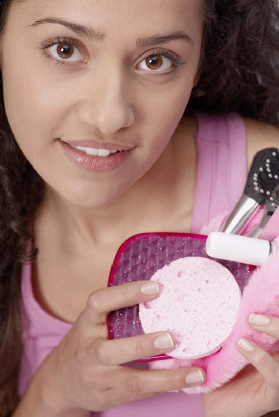 西方人,脸,头,脸颊,手,一个人,站,笑,微笑,露齿笑,竖图,室内,特写,白天,正面,化妆,美容,欧洲,欧洲人,双手,仅一个年轻女性,仅一个女性,仅一个人,护肤,握,服装,包,海绵,拿,梳子,拿着,注视,休闲装,衣服,粉色,化妆刷,刷子,日用品,观察,看,清洁,站着,保养,享受,休闲,手部,休闲服,放松,握着,保健,服饰,化妆包,腮红刷,观看,察看,美容工具,关注,养颜,彩妆刷,化妆工具,美发用品,洗脸海绵,洗脸扑,洗脸绵,提包,年轻女性,女人,女性,白种人,头部,脸部,脸蛋,面部,站立,半身,彩图