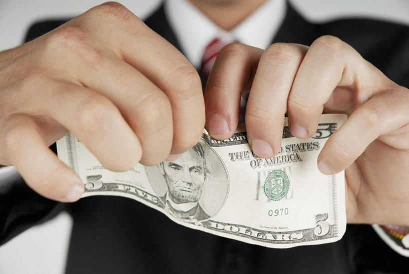 西方人,手,一个人,商务人士,商务男性,横图,室内,特写,白天,白色背景,正面,衬衫,钱,美元,欧洲,欧洲人,双手,仅一个男性,仅一个人,握,套装,英文,标志,钱币,数字,文字,字符,字母,领带,撕裂,美金,拿,拿着,标识,仅一个年轻男性,手部,握着,钞票,金融,纸币,摄影,阿拉伯数字,影棚,经济,英文字母,象征,庄重,美圆,商务装,身份,流通,纸钞,贸易,工薪阶层,正式,地位,货币,现金,男人,男性,年轻男性,白种人,白领,上班族,半身,彩图,影棚拍摄,衬衣,拍摄,扯破