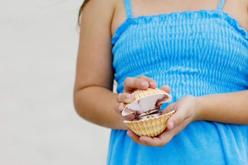 西方人,儿童,手,一个人,站,捧,横图,室外,特写,白天,正面,裙子,纯洁,贝壳,欧洲,欧洲人,双手,仅一个女性,仅一个人,握,连衣裙,朦胧,模糊,小孩,蓝色,蓝天,天空,天,站着,仅一个小孩,手部,可爱,童年,童趣,握着,晴朗,吊带裙,童真,烂漫,无邪,万里无云,天真,女孩,女人,女性,白种人,孩子,贝类外壳,海螺壳,软体动物外壳,晴空,晴空万里,端,端着,捧着,手捧,站立,半身,彩图,女生