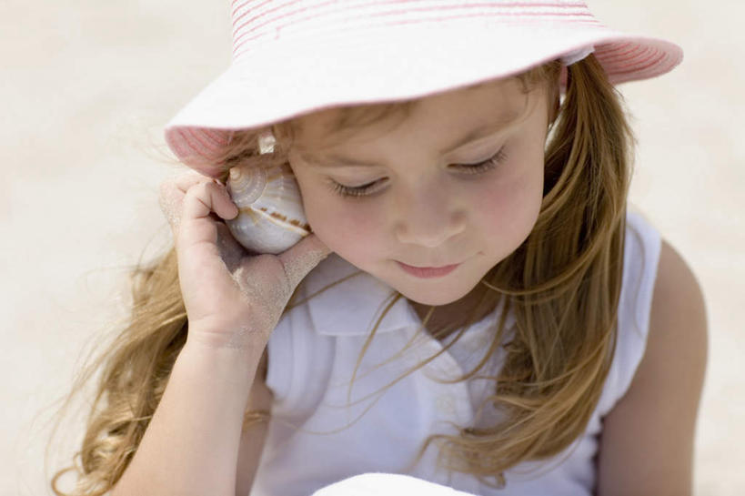 西方人,儿童,一个人,坐,闭眼,横图,室外,白天,正面,纯洁,沙滩,贝壳,帽子,欧洲,欧洲人,仅一个女性,仅一个人,握,阴影,服装,朦胧,模糊,光线,沙子,影子,海岸,沙地,拿,听,拿着,休闲装,小孩,衣服,阳光,遮阳帽,仅一个小孩,休闲,休闲服,可爱,童年,童趣,握着,服饰,童真,烂漫,无邪,天真,女孩,女人,女性,白种人,孩子,贝类外壳,海螺壳,软体动物外壳,海滩,闭眼睛,闭着眼,闭着眼睛,坐着,半身,彩图,女生