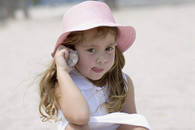西方人,儿童,一个人,坐,横图,室外,白天,正面,裙子,纯洁,沙滩,贝壳,帽子,欧洲,欧洲人,仅一个女性,仅一个人,握,连衣裙,朦胧,模糊,沙子,海岸,沙地,拿,听,拿着,注视,小孩,遮阳帽,观察,看,仅一个小孩,可爱,童年,童趣,握着,观看,察看,关注,童真,烂漫,无邪,天真,女孩,女人,女性,白种人,孩子,贝类外壳,海螺壳,软体动物外壳,海滩,坐着,半身,彩图,女生
