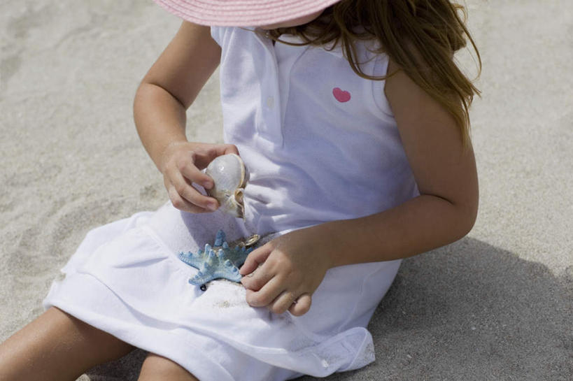 西方人,儿童,一个人,坐,横图,俯视,室外,白天,裙子,纯洁,沙滩,海星,贝壳,帽子,欧洲,欧洲人,仅一个女性,仅一个人,握,阴影,连衣裙,朦胧,模糊,光线,沙子,影子,海岸,沙地,拿,拿着,海洋生物,小孩,阳光,自然,动物,遮阳帽,低头,仅一个小孩,生物,可爱,童年,童趣,握着,童真,烂漫,无邪,天真,棘皮动物门,女孩,女人,女性,白种人,孩子,贝类外壳,海螺壳,软体动物外壳,海滩,星鱼,坐着,半身,彩图,高角度拍摄,女生