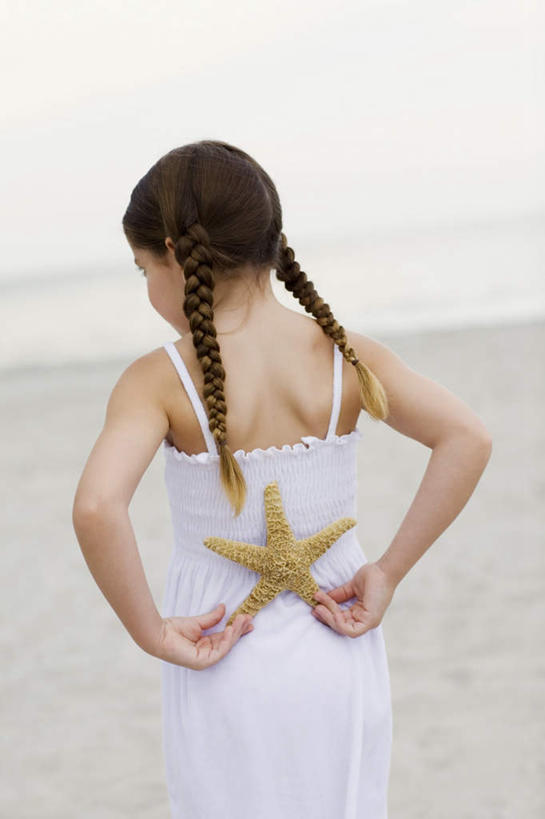 西方人,儿童,一个人,站,竖图,室外,白天,纯洁,海浪,海洋,沙滩,海星,吊带,欧洲,欧洲人,仅一个女性,仅一个人,握,服装,朦胧,模糊,沙子,海岸,浪花,沙地,吊带衫,海洋生物,小孩,背面,衣服,蓝色,蓝天,天空,自然,海水,动物,天,站着,仅一个小孩,生物,可爱,童年,童趣,握着,服饰,晴朗,衣着,穿着,海景,童真,烂漫,无邪,背手,万里无云,衣饰,天真,棘皮动物门,女孩,女人,女性,白种人,孩子,大海,风浪,海,海水的波动,海滩,近岸浪,涌浪,晴空,晴空万里,星鱼,站立,半身,彩图,女生