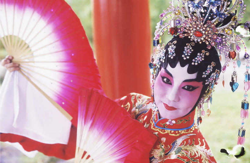 东方人,一个人,站,笑,微笑,横图,室外,白天,正面,民族服装,化妆,美容,植物,亚洲,仅一个女性,仅一个人,护肤,握,服装,朦胧,模糊,装饰,扇子,头饰,拿,拿着,注视,黄种人,文化,树,树木,衣服,绿色,自然,彩妆,发夹,发饰,夹子,饰品,观察,看,站着,仅一个中年女性,保养,享受,休闲,大衣,放松,握着,保健,服饰,生长,成长,观看,华丽,修饰,点缀,察看,衣着,穿着,关注,中国文化,表演服,演出服,京剧,配饰,养颜,戏曲,国粹,衬托,美观,雅致,雅观,衣饰,道具服,女人,女性,中年女性,亚洲人,站立,半身,彩图,传统服装,民俗服,京剧服饰,国剧,京戏,平剧,中国戏曲,舞蹈用扇,舞蹈扇,绸舞扇,传统文化