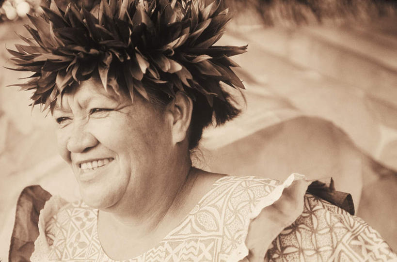 西方人,脸,头,脸颊,一个人,坐,笑,微笑,露齿笑,横图,室内,特写,白天,正面,胜利,叶子,欧洲,欧洲人,仅一个女性,仅一个人,阴影,服装,朦胧,模糊,反射,影子,绿叶,枝条,注视,休闲装,肩膀,树枝,衣服,观察,看,仅一个中年女性,休闲,休闲服,嫩叶,服饰,观看,察看,象征,草本,关注,桂冠,月桂叶,香叶,杰出,天竺桂,香桂叶,桂叶,虬枝,枝杈,月桂,女人,女性,中年女性,白种人,头部,脸部,脸蛋,面部,叶,叶片,坐着,半身,彩图