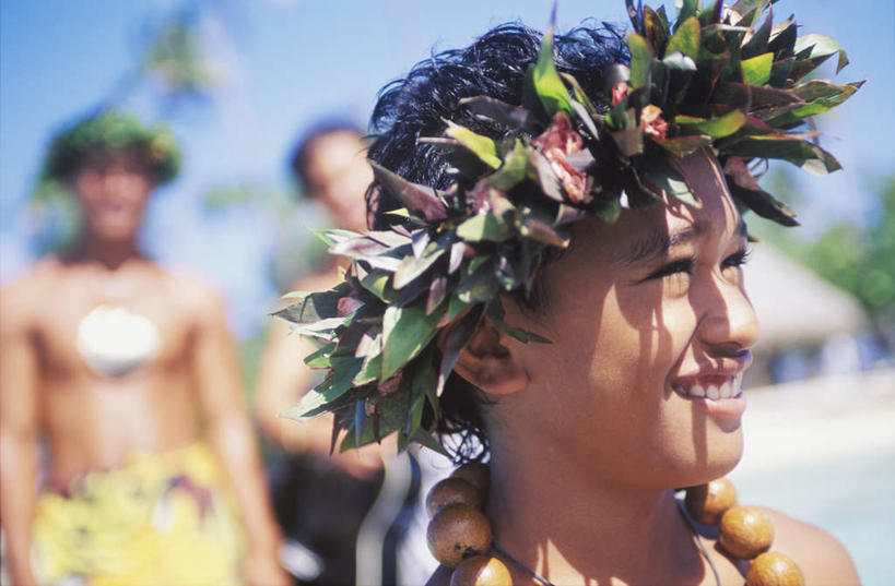 西方人,儿童,三个人,家庭,夫妻,母亲,父亲,儿子,站,笑,微笑,露齿笑,横图,室外,特写,白天,正面,爱情,纯洁,项链,叶子,欧洲,欧洲人,阴影,短裤,裤子,朦胧,模糊,光线,影子,绿叶,枝条,浪漫,扭头,注视,裸露,装饰品,树枝,小孩,蓝色,蓝天,天空,阳光,饰品,首饰,天,观察,看,站着,转头,温暖,温馨,父子,母子,三口之家,一家人,嫩叶,恩爱,父爱,可爱,母爱,童年,童趣,沙滩裤,恋人,晴朗,观看,和睦,察看,草本,关注,裸,童真,桂冠,烂漫,无邪,月桂叶,香叶,万里无云,天竺桂,香桂叶,桂叶,虬枝,枝杈,天真,月桂,男孩,男人,男性,年轻男性,年轻女性,女人,女性,白种人,孩子,年轻人,夫妇,情侣,叶,叶片,晴空,晴空万里,站立,半身,彩图,伴侣,融洽,男生