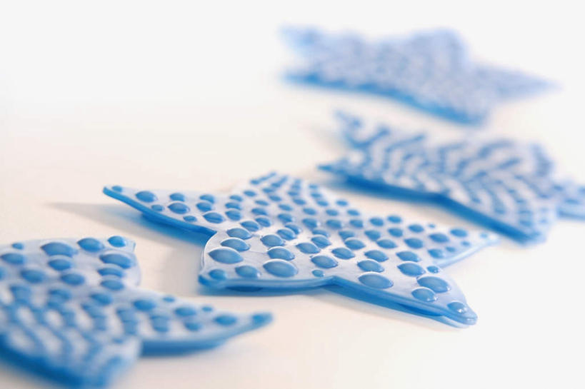 无人,横图,俯视,室内,特写,白天,白色背景,静物,阴影,朦胧,模糊,反射,影子,星星,蓝色,四个,星形,摄影,影棚,五角形,五角星,彩图,高角度拍摄,影棚拍摄,拍摄