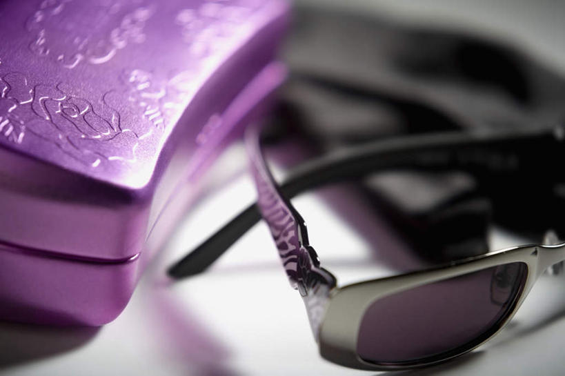 无人,横图,俯视,室内,特写,白天,静物,金属制品,阴影,花纹,灰色背景,朦胧,模糊,装饰,反射,金属,墨镜,眼镜,影子,紫色,容器,太阳镜,太阳眼镜,遮阳镜,摄影,影棚,储藏,铁盒,华丽,修饰,点缀,储存,两副,衬托,美观,雅致,雅观,彩图,高角度拍摄,影棚拍摄,拍摄,贮存